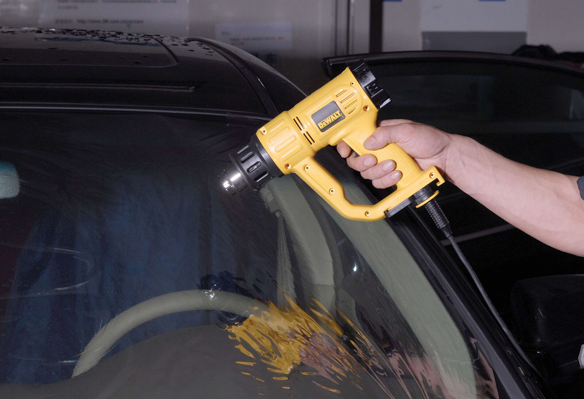 Απεικονίζεται η χρήση του εργαλείου σε τζάμι αυτοκινήτου.